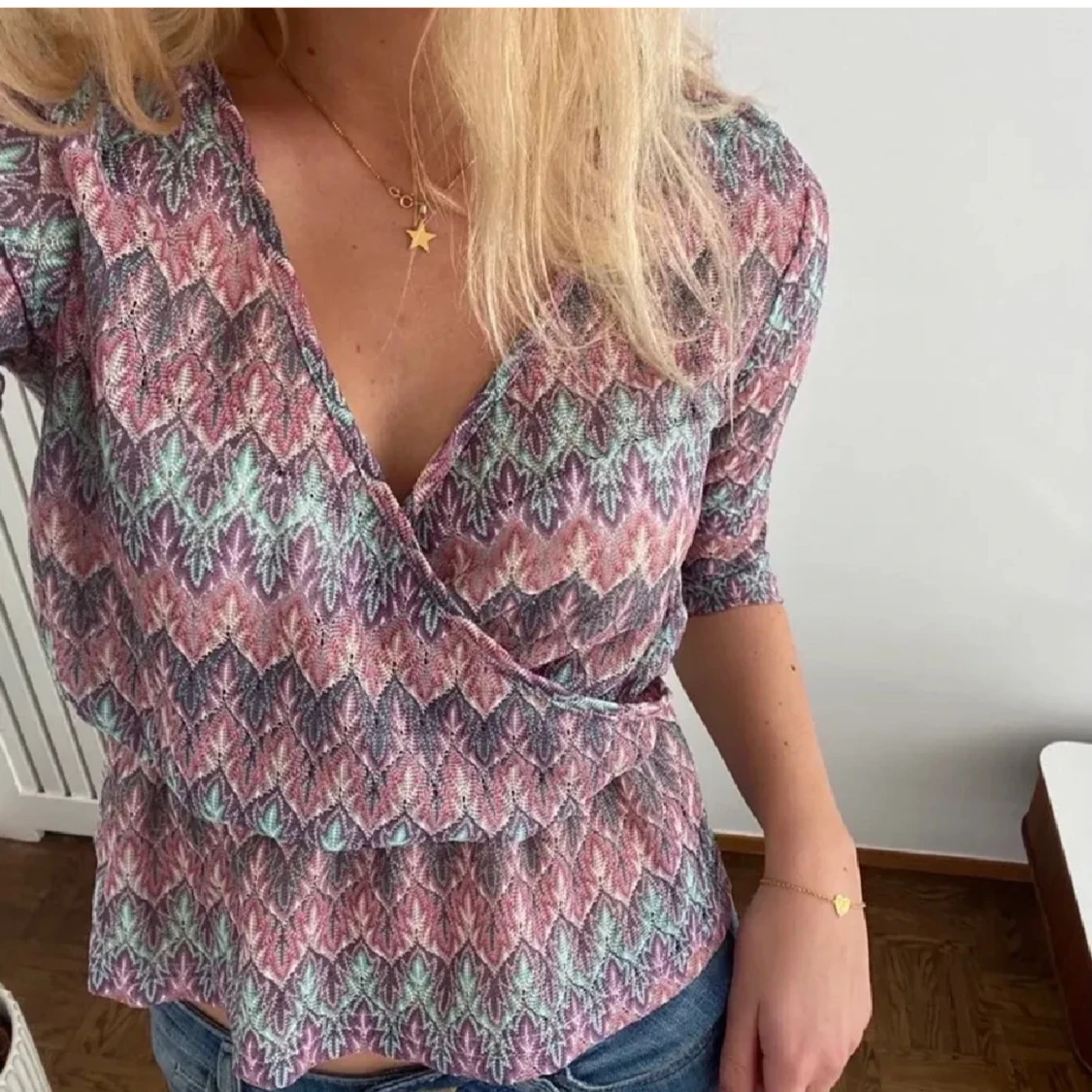 Mönstrad omlottblus i rosa och blå nyanser