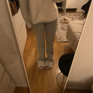 Gråa jeans straight - Fina gråa jeans som är straight medelhög midja