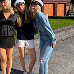 Jeans jumpsuit i ljusblå denim - Snygg ljusblå jeansoverall i denim med knappar framtill och klassisk krage. Perfekt till mösspåtagning!! Har långa ärmar och slitna detaljer på ärmarna och nedtill. 