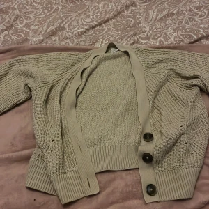 Beige stickad kofta med knappar - Säljer denna kofta från Lindex, jätte mysig och passar till allt. 