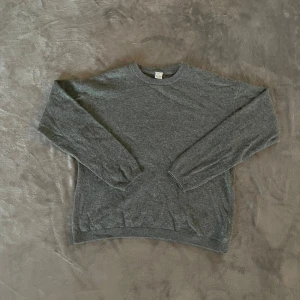Grå Ulltröja - Fet grå tröja i ull från Lindex! 🍾 | Storlek: 158-164 vilket motsvarar ungefär XS | Skick: 10/10 helt oanvänd | Skriv vid frågor och funderingar!🤝