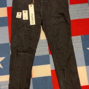 Purple brand jeans - Snygga svarta slim/skinny jeans från Purple brand. De har en klassisk design med fem fickor och har används sparsamt. Og påsen följer även med köpet, så om du har frågor angående jeansen skicka bara ett meddelande✅