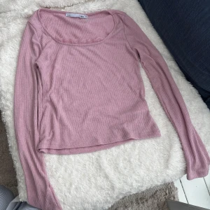 Rosa ribbad tröja från 157 - Säljer en söt rosa ribbad tröja från 157 med spetsdetaljer vid halsringningen. Tröjan har långa ärmar och är perfekt för en avslappnad stil. Passar bra till jeans eller kjol för en chic look. Aldrig använd💕💕💕
