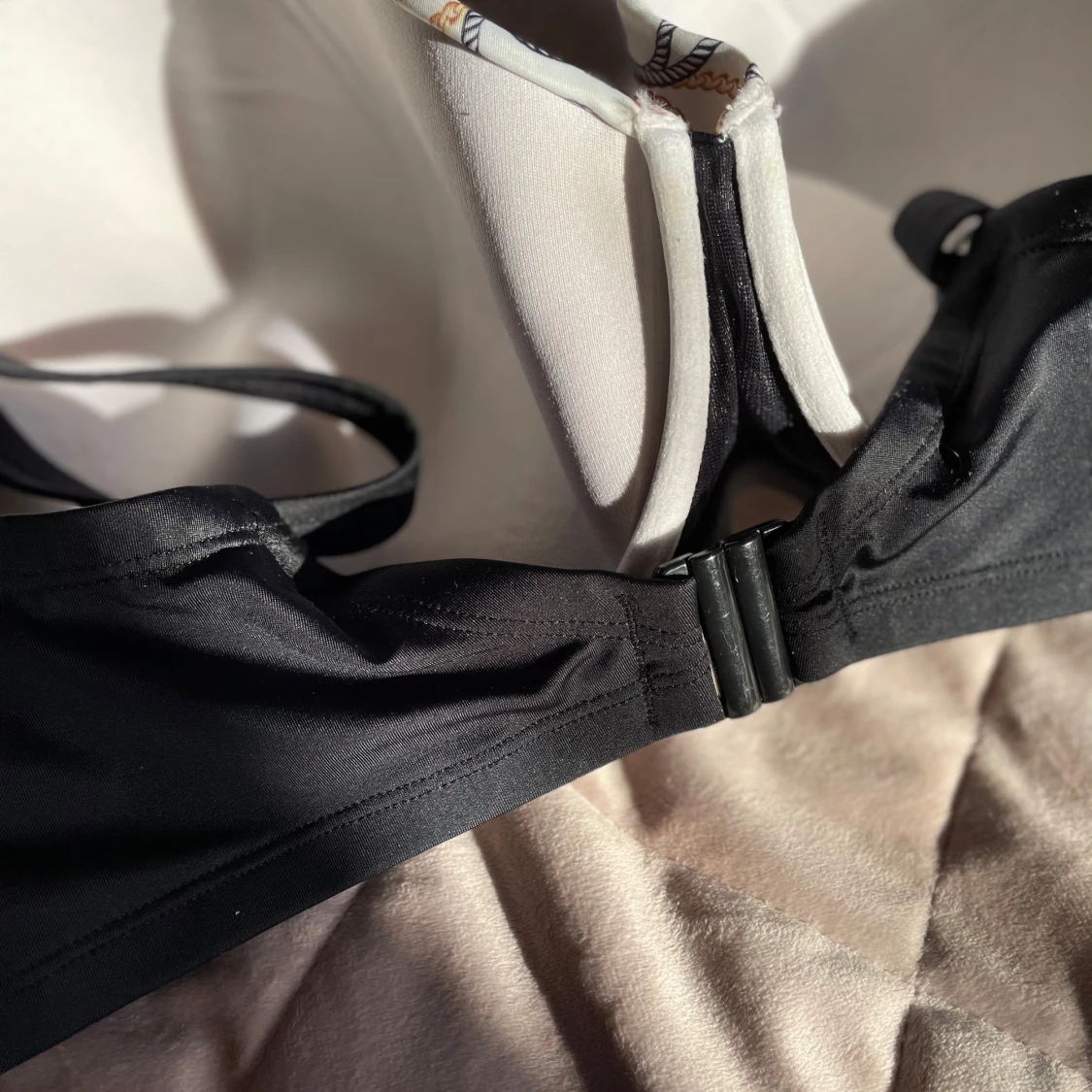 Mönstrad bikini topp med svarta detaljer - 2