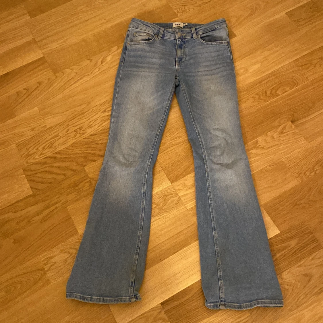 Blå bootcut jeans från 157