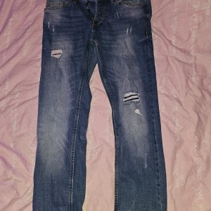 Amaci&Sons jeans  - Säljer detta par eftersom det var fel storlek endast testade och finns inga tecken på skador eller användning, vid frågor är de ba att fråga. 
