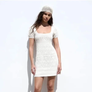 Vit stickad klänning från Zara - Super fin stickad virkad klänning från zara 🤍perfekt till student eller skolavslutningen 🤍🤍