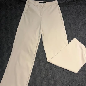 Cremevita kostymbyxor - Storlek s