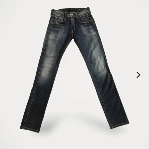Replay Hyperflex - Anbass jeans fint skick! - Blå jeans i lätt tvättad/sliten look. Mycket fint skick,sparsamt använda, utan synliga defekter. Storlek W29 L30, rak passform. 350 kr