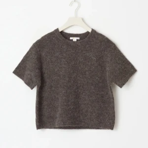 Brun stickad tröja  - Säljer min bruna stickad tröja från Gina tricot som är helt slutsåld på hemsidan. Den kommer från Gina Young💕