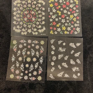 4ark 3D Blommiga nagelstickers - Set med nagelstickers i olika blommönster och färger som rosa, blått, gult och vitt. Perfekt för att ge dina naglar en unik och färgglad look. Innehåller flera ark med varierande design och storlek på blommorna.  45kr/4ark/bild .  Samma frakt 