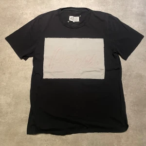 Maison Margiela Distressed tshirt  - Sjukt cool Maison margiela tisha, bra skick, storlek 52 modellen är ca 185 så den fits M. Vid frågor är det bara att höra av sig ! Allt gott.