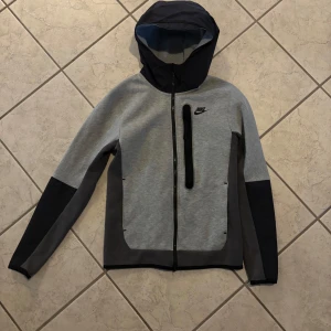 Nike tech fleece  - Riktigt snygg tech fleece som är väldigt sparsamt använd. Inga syn på användning men säljs på grund av att den blivit för liten. 