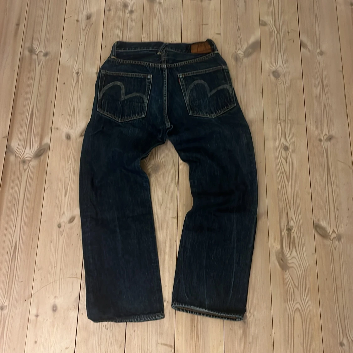 Mörkblå jeans från evisu