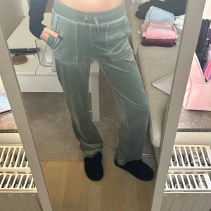Gröna Juicy couture byxor  - Byxor från juicy couture i storlek xxs men passar xs också! Använda men frf i fint skick.