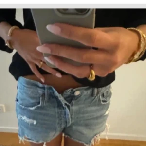 Blå jeansshorts med slitningar - Så snygga blå jeansshorts med slitningar!!!