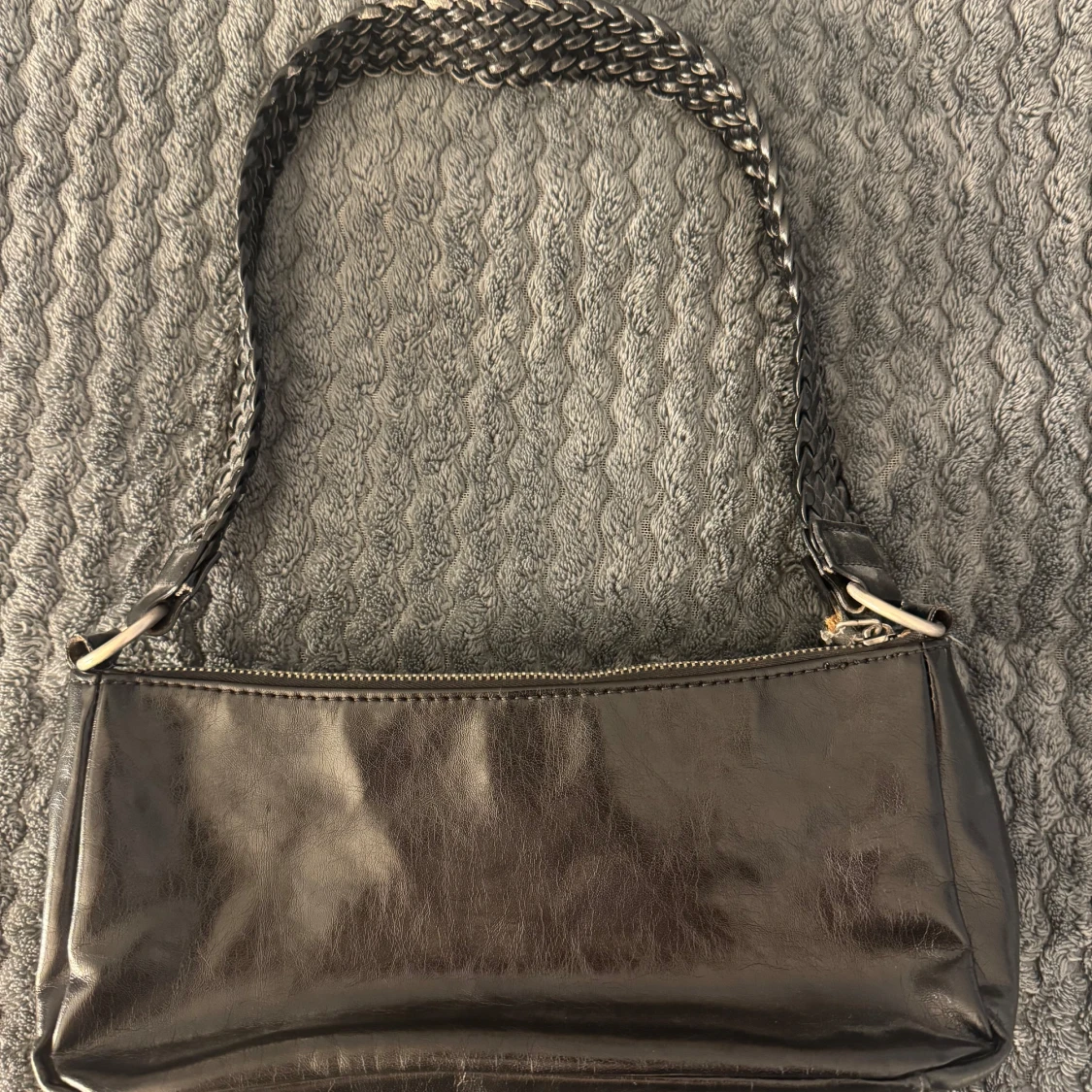 Svart axelväska med flätat axelband - 1