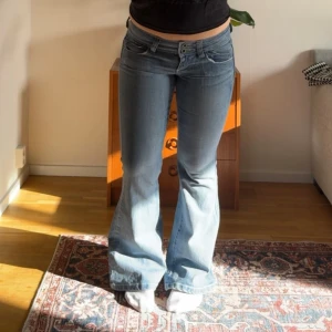 Lågmidjade vintage jeans - Så snygga lågmidjade vintage jeans. Perfekta till våren. Midjemåttet är ca 80cm och innerbenslängden är ca 78cm.