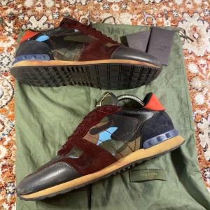 Valentino Rockrunners  - Hej! Säljer nu mina skor från märket Valentino , storlek 41, bra skick Dustbags ingår. Givetvis äkta, Tveka inte på att höra av dig om du har frågor eller funderingar kring skorna!