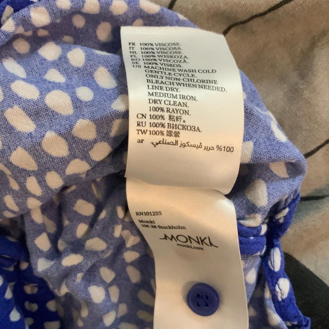 Blå prickig blus från Monki - 4