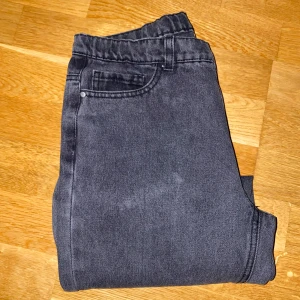 Svarta jeans från SRN HLT - Snygga svarta jeansbyxor med en klassisk design. De har en dragkedja och knapp framtill samt fem fickor. Perfekta för en stilren look. Jeansen är SRN HLT (Marie Serneholt). Mått från gren till benslut är 75,5cm