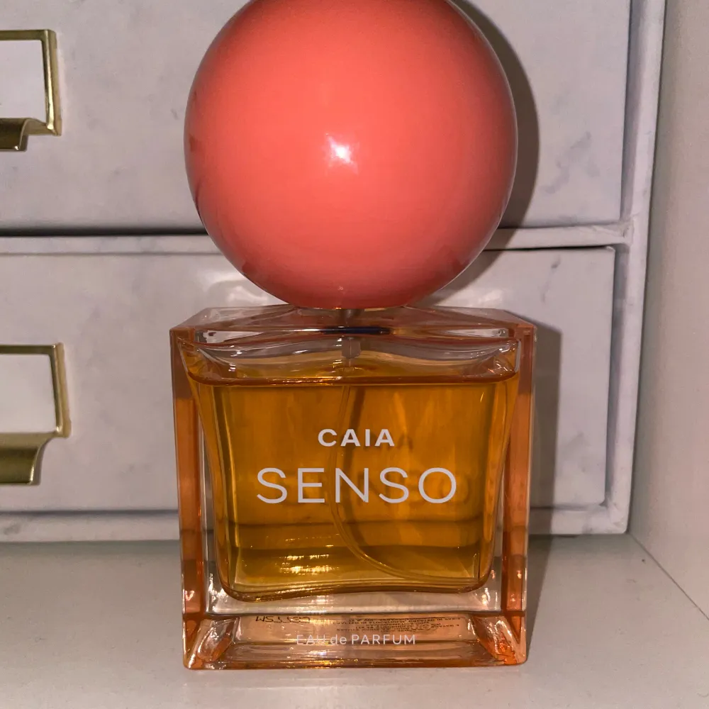 Säljer min Caia parfym i 50 ml. Nästan helt oanvänd💞🌸💐. Perfume.