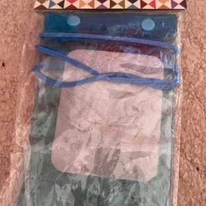 Vattentätt fodral till mobilen  - Vattentätt fodral till mobilen, Helt nytt! & Rekommenderas till dig som vill kunna bada med sin mobil utan att den går sönder