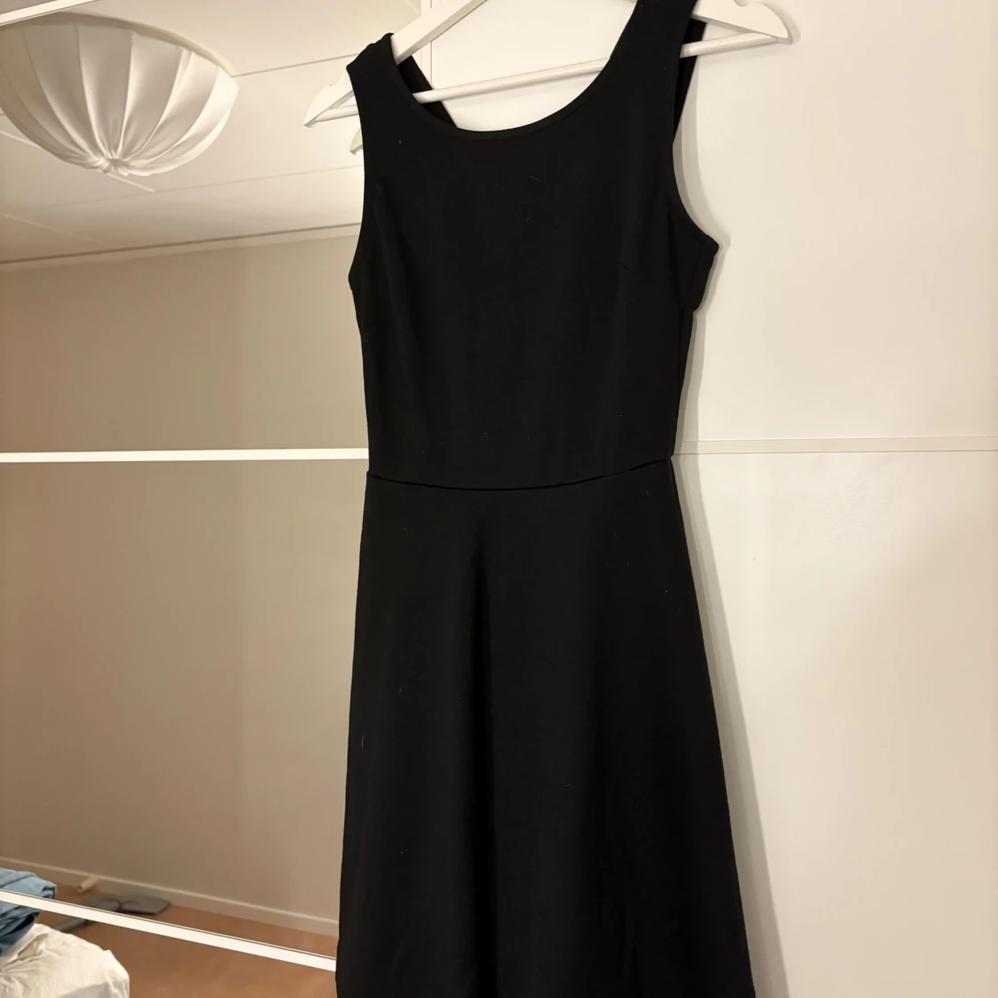 Svart klänning med korsade axelband - 1