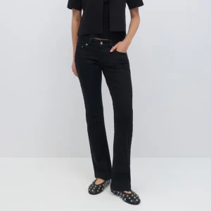 Lågmidjade jeans - säljer mina svarta lågmidjade jeans från Gina i modellen ”y2k low bootcut” De har fickor med knappar och färgen tvättas inte ur. De är använda fåtal gånger och i väldigt bra skick, jag säljer jeansen endast för dom inte sitter som ja önskat på mig. Jag är ungefär 165 och på mig sitter dom bra i längd. 