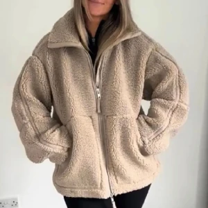 Beige teddyjacka från H&M - Säljer min beiga teddyjacka från H&M, storlek M! Slutsåld på hemsidan 😋använd 1 gång