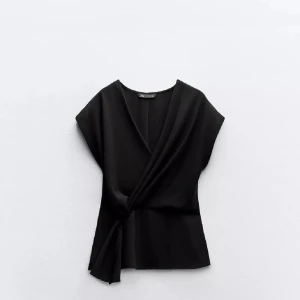 Svart omlottopp från Zara - Elegant svart omlottopp från Zara med en stilren design. Pris kan diskuteras🥰