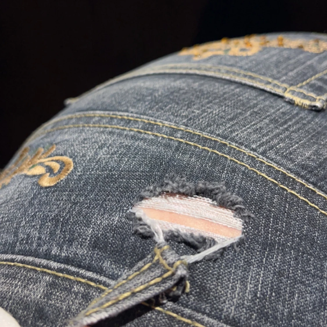 Mörkblå jeans med broderade detaljer från Miss O&Y - 4