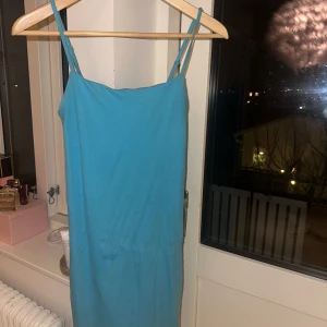 Blå strand klänning💙  - Snygg blå strand klänning från BikBok i storlek XS. Klänningen har smala axelband och är tajt och kort i passformen! Passar perfekt att ha på sommaren eller stranden med en bikini under! Skriv om det finns frågor och priset går såklart att diskutera!❤️ Klänningen är använd några få gånger förra sommaren men är som i nyskick!❤️