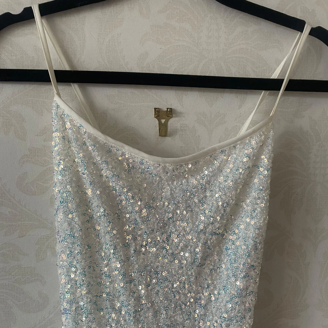 Vit glittrig klänning med öppen rygg - 4