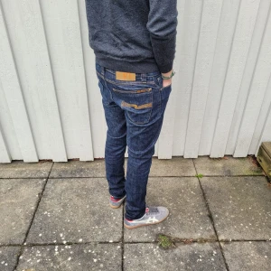 Nudie Jeans  - Säljer ett par snygga Nudie jeans i modell Tight Long John. Jeansen är i mycket bra skick. Det är storlek W27/L32. Vid minsta fråga eller fundering är det bara att höra av sig🙌😄