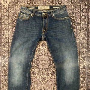jeans från Jacob Cohen - Väldigt snygga Jacob Cohën jeans. Type 620.                 De har väldigt snygg wash och i mycket bra skick.           Hör av dig vid prisförslag eller frågor!                                Storleken är 34 men den motsvarar snarare 32