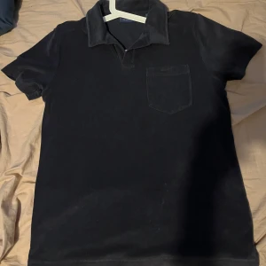 Gant  - Snygg och perfekt nu för våren och sommaren, lite stor på mig darför säljer jag den. Köpt för 1100kr. Storlek M.