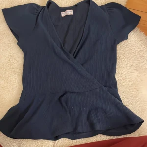 Blus - Jätte söt blus från Lindex💕använda fåtal gånger och inga defekter🥰