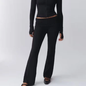 Svarta yoga pants  - Fina yoga pants som passar alla tillfällen, med ett mycket mjukt  material. Använd ett fåtal gånger.  Har en lika dan annons, då jag har två exakt lika dana par som ska säljas. 