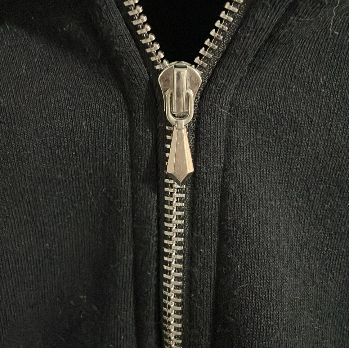 Svart tröja med dragkedja från SMOG - 2