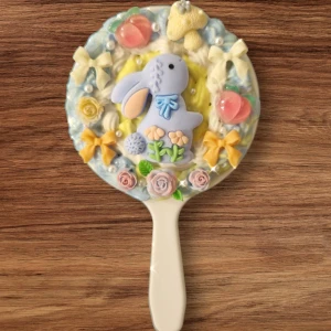 Mini handspegel med lilla kanin - Säljer en handspegel dekorerad med en söt blå kanin. Gjord av krämlim som blir hårt efter torkning, så den är tålig, så länge den inte tappas. Lätt att bära i väskan och en unik present.  Storlek: 10 cm lång, 5,5 cm bred.