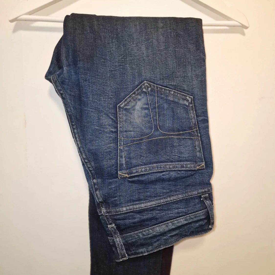 Blå jeansbyxor från Tiger of Sweden