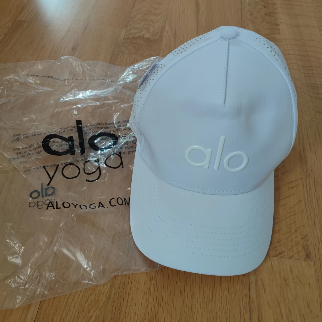 Vit keps från Alo Yoga