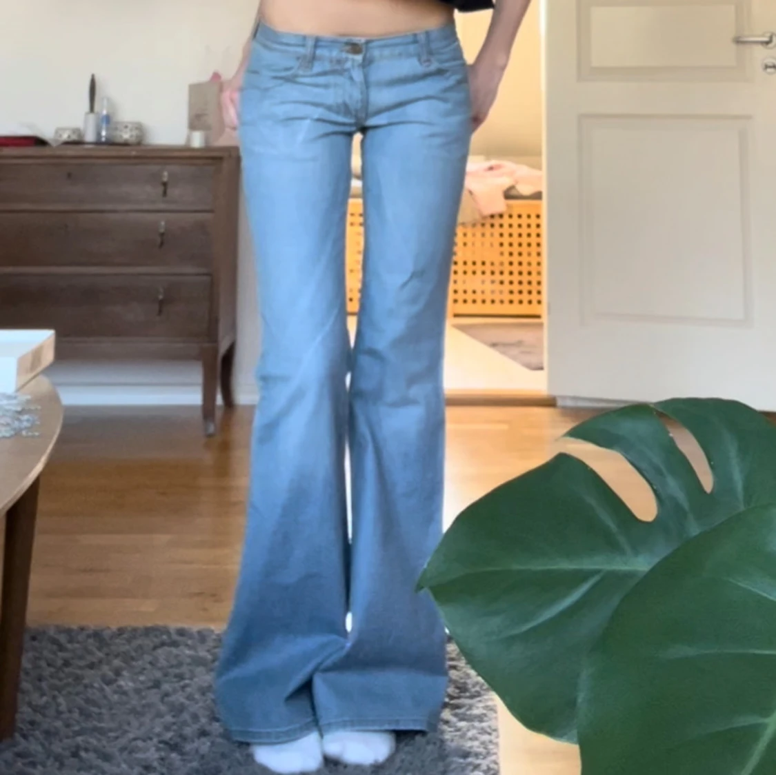 Ljusblå utsvängda jeans - 4