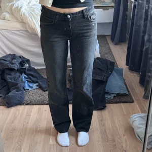 Svarta jeansbyxor - Snygga svarta jeansbyxor med en klassisk straight fit och låg midja. Byxorna har fem fickor och en knappgylf. De är från Zara och endast använd en gång, säljer då de inte var min stil. 