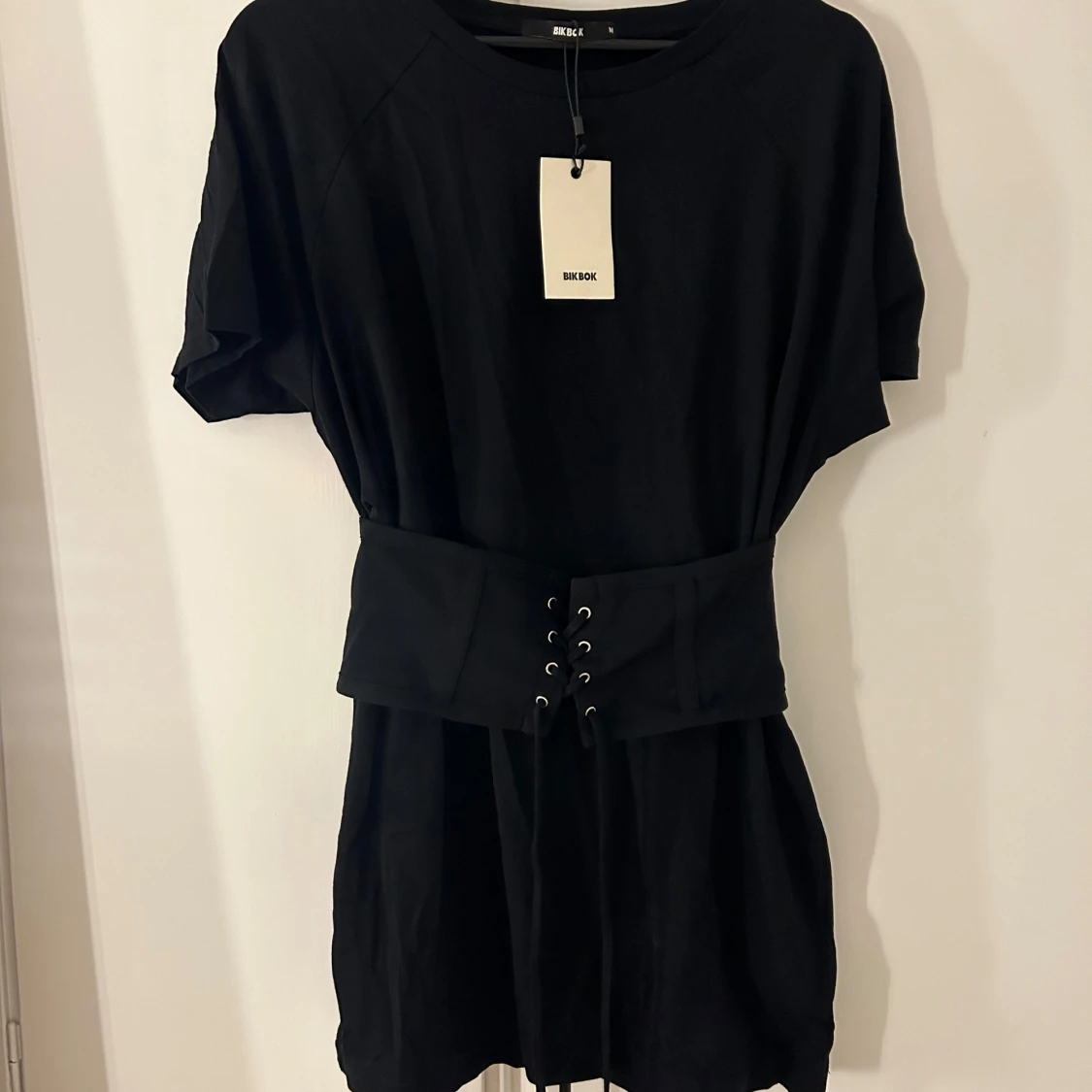 Svart klänning med bälte från Bik Bok