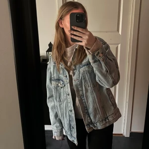 Jeansjacka ginatricot  - Jeansjacka från Ginatricot, knappt använd 💕