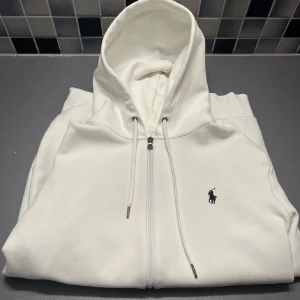 Vit hoodie från Ralph Lauren -  Ralph Lauren zip köpt för 2200 storlek s sitter som s/xs