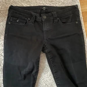 True religion jeans - Bilder från förra ägaren. Superfina men säljer för att de är för stora. Är lite blekta bak och på knäna.
