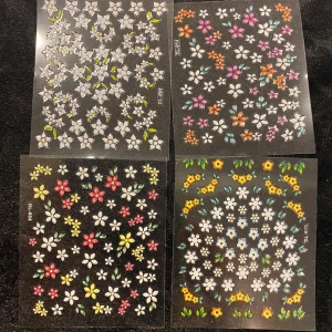 4ark 3D Nagelklistermärken med blommotiv - Set med nagelklistermärken i olika blommotiv och färger. Innehåller mönster med rosor, prästkragar och andra blommor i nyanser av rosa, blått, gult och vitt. Perfekt för att ge dina naglar en färgglad och unik look.  45kr/4ark/bild , samma frakt 